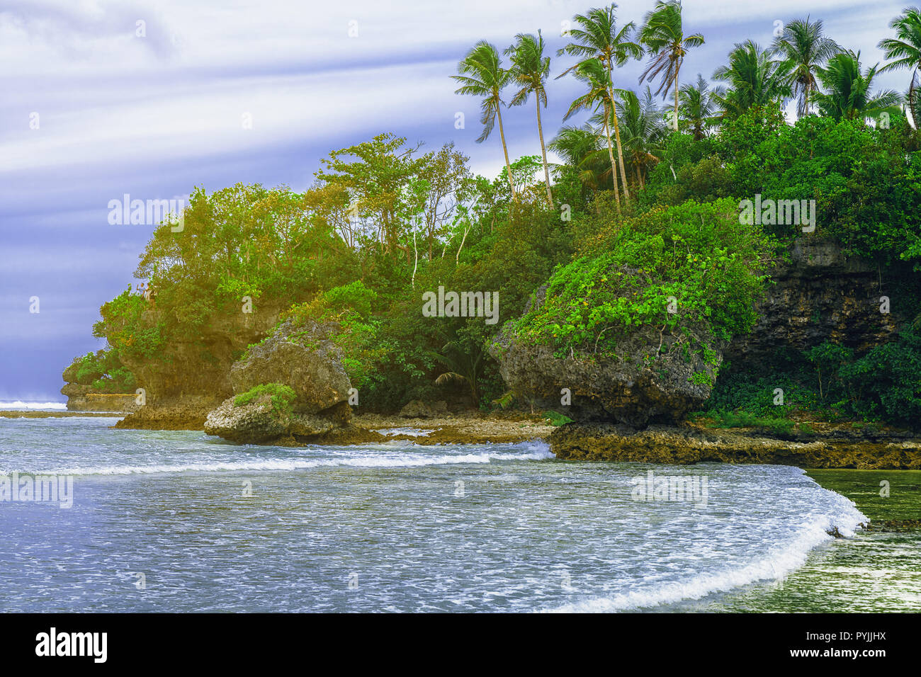 Paesaggio tropicale hill, nuvole e montagne rocce con la foresta pluviale. Isola tropicale, Baia Mare e laguna, Siargao. Acque azzurre della laguna. Paesaggio Shore Bay. Concetto di viaggio Foto Stock
