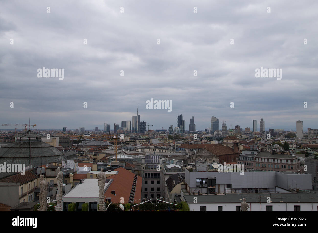 Milano, Italia-ottobre 09, 2016: il quartiere finanziario. Grattacieli moderni Gae Aulenti square. Unicredit Bank tower Foto Stock