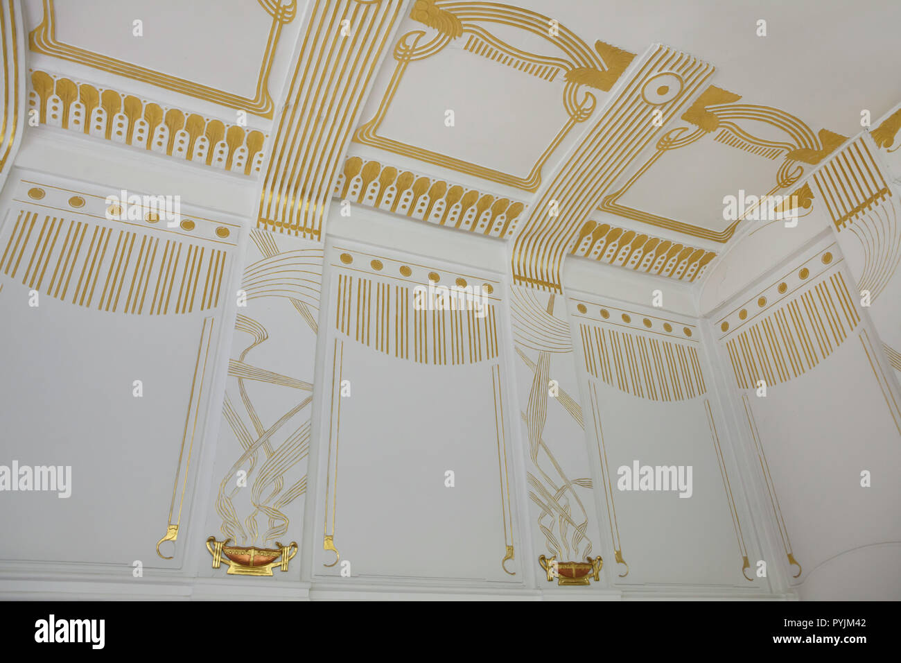 Art Nouveau stucchi nella ex villa Wagner I a Vienna, Austria. La villa progettata dall austriaco modernista architetto Otto Wagner e costruito nel 1886-1888 in Hütteldorf distretto. L'edificio fu acquistato e ristrutturato da artista austriaco Ernst Fuchs negli anni settanta e ora ospita la Ernst Fuchs museo. Foto Stock