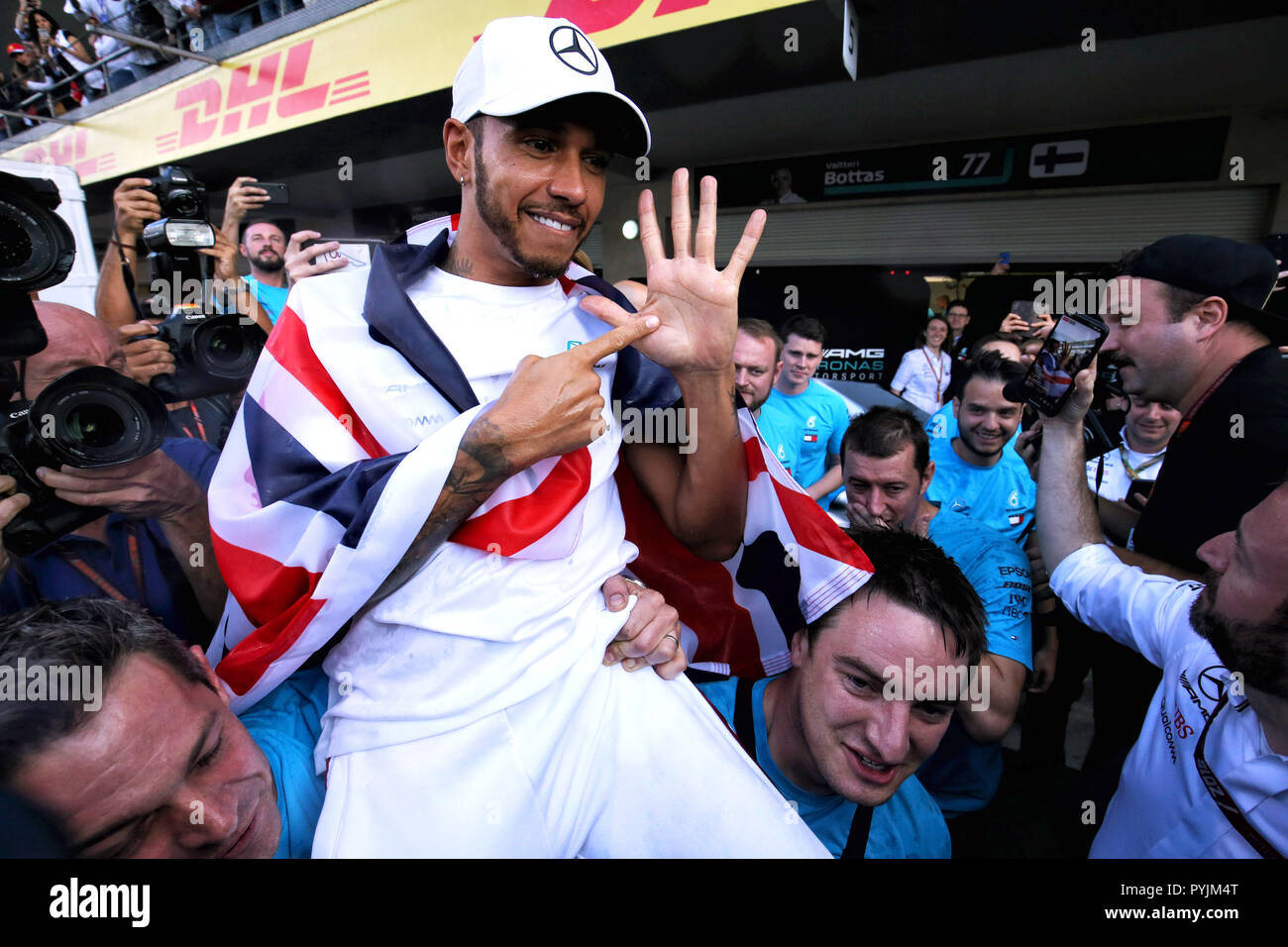 Di Mercedes Lewis Hamilton celebra vincere la Formula Uno in campionato piloti durante il 2018 Messico Grand Prix presso l'Autodromo Hermanos Rodriguez, Città del Messico. Foto Stock