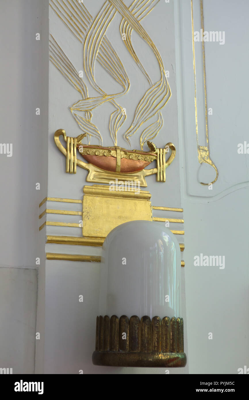 Art Nouveau stucchi nella ex villa Wagner I a Vienna, Austria. La villa progettata dall austriaco modernista architetto Otto Wagner e costruito nel 1886-1888 in Hütteldorf distretto. L'edificio fu acquistato e ristrutturato da artista austriaco Ernst Fuchs negli anni settanta e ora ospita la Ernst Fuchs museo. Foto Stock