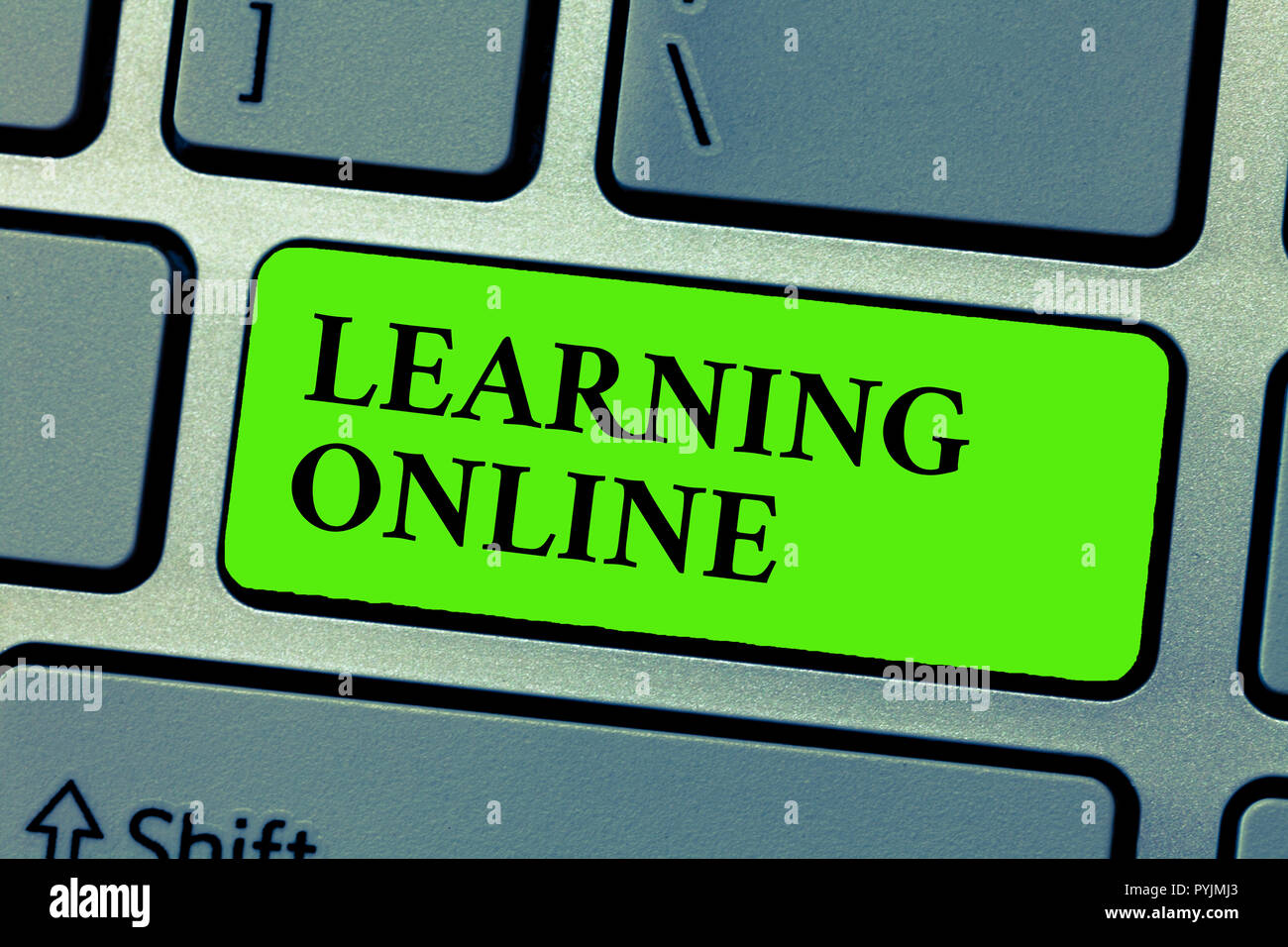 Conceptual la scrittura a mano che mostra l'apprendimento Online. Business photo testo per imparare qualcosa di nuovo con l aiuto di internet e la tecnologia. Foto Stock