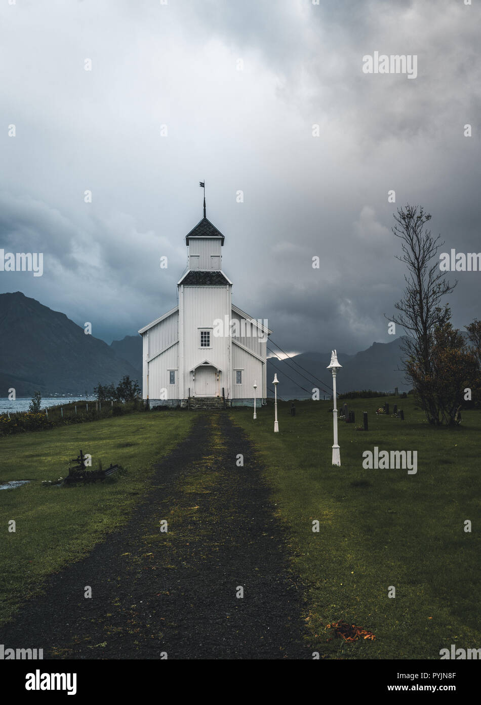 Lunga esposizione della chiesa bianca di Gimsoy con rocce e oceano atlantico. Foto scattata sul isola di Gimsoy, Lofoten in Norvegia. Foto scattata in Norvegia. Foto Stock