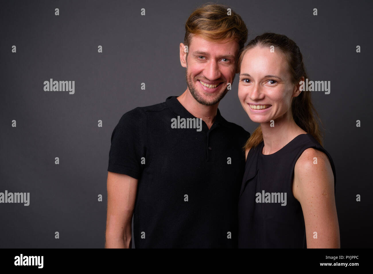 Studio shot di coppia insieme e in amore contro backgrou grigio Foto Stock