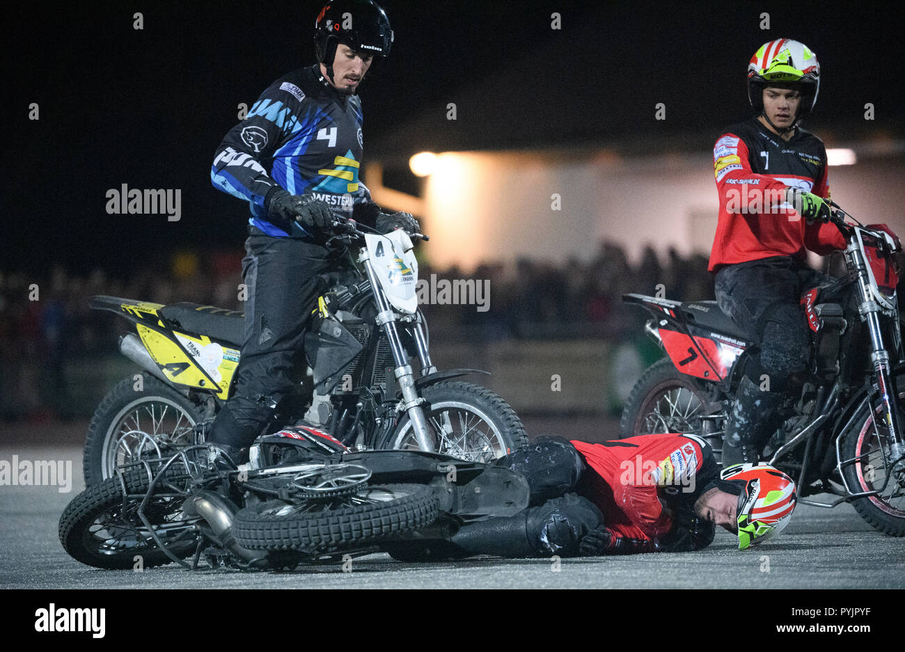 Am massa: Robin Faisz (Moersch). Posteriore: Benjamin Walz (Kuppenheim) e Justin Tichatschek (Moersch) / r. GES / Motoball / prima lega, finali per il campionato tedesco 2018, MSC Puma Kuppenheim - MSC Typhoon Moersch, 27.10.2018 Motoball: prima lega: Finale MSC Puma Kuppenheim - MSC Typhoon Moersch, Moersch, Ottobre 27, 2018 | Utilizzo di tutto il mondo Foto Stock Am massa: Robin Faisz (Moersch). Posteriore: Benjamin Walz (Kuppenheim) e Justin Tichatschek (Moersch) / r. GES / Motoball / prima lega, finali per il campionato tedesco 2018, MSC Puma Kuppenheim - MSC Typhoon Moersch, 27.10.2018 Motoball: prima lega: Finale MSC Puma Kuppenheim - MSC Typhoon Moersch, Moersch, Ottobre 27, 2018 | Utilizzo di tutto il mondo Foto Stock
