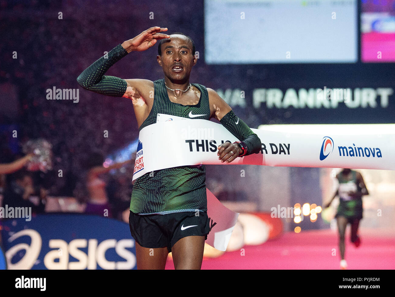 28 ottobre 2018, Assia, Frankfurt principale: Kelkile Gezahegn dall Etiopia è il primo uomo ad attraversare la linea del traguardo alla maratona di Francoforte 2018. Il Frankfurt in esecuzione evento è la città più antica maratona in Germania. Foto: Sila Stein/dpa Foto Stock