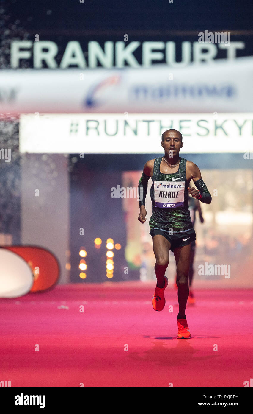 28 ottobre 2018, Assia, Frankfurt principale: Kelkile Gezahegn dall Etiopia finisce la maratona di Francoforte 2018, la città più antica maratona in Germania. Foto: Sila Stein/dpa Foto Stock