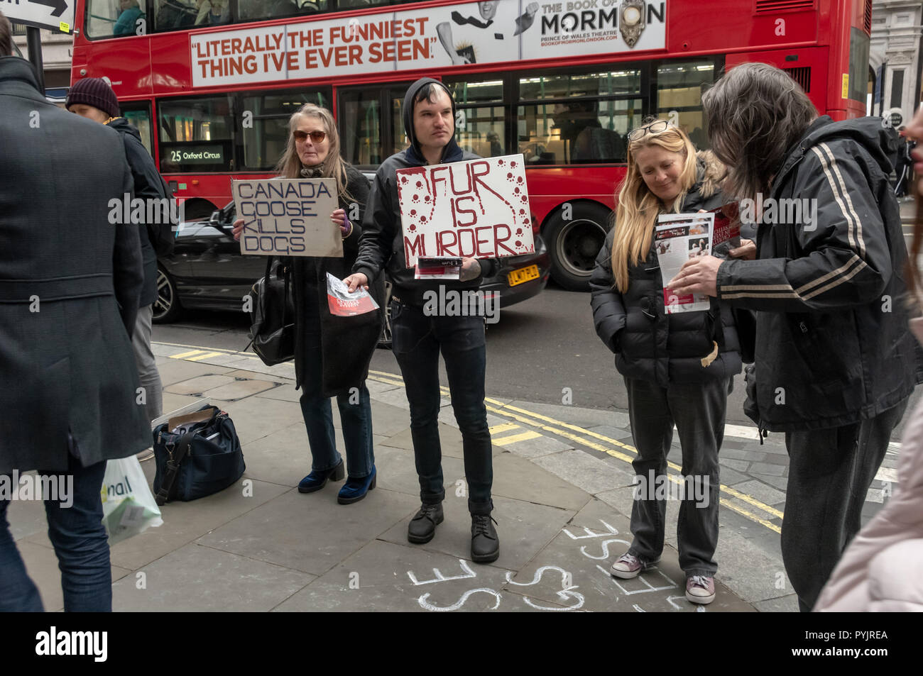 Londra, Regno Unito. Il 27 ottobre 2018. Gli attivisti mostrare video e distribuire volantini contro la crudeltà nei confronti degli animali al di fuori del Regent St London flagship store del Canada Goose, che gli attivisti dicono ha la crudeltà verso gli animali si nasconde in ogni punto di cucitura. Le proteste si è iniziato lo scorso Novembre e hanno continuato lì ogni martedì e sabato dal. Credito: Peter Marshall / Alamy Live News Foto Stock