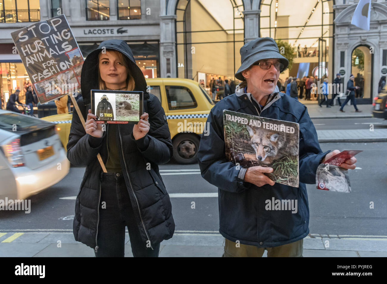 Londra, Regno Unito. Il 27 ottobre 2018. Gli attivisti mostrare video e distribuire volantini contro la crudeltà nei confronti degli animali al di fuori del Regent St London flagship store del Canada Goose, che gli attivisti dicono ha la crudeltà verso gli animali si nasconde in ogni punto di cucitura. Le proteste si è iniziato lo scorso Novembre e hanno continuato lì ogni martedì e sabato dal. Credito: Peter Marshall / Alamy Live News Foto Stock