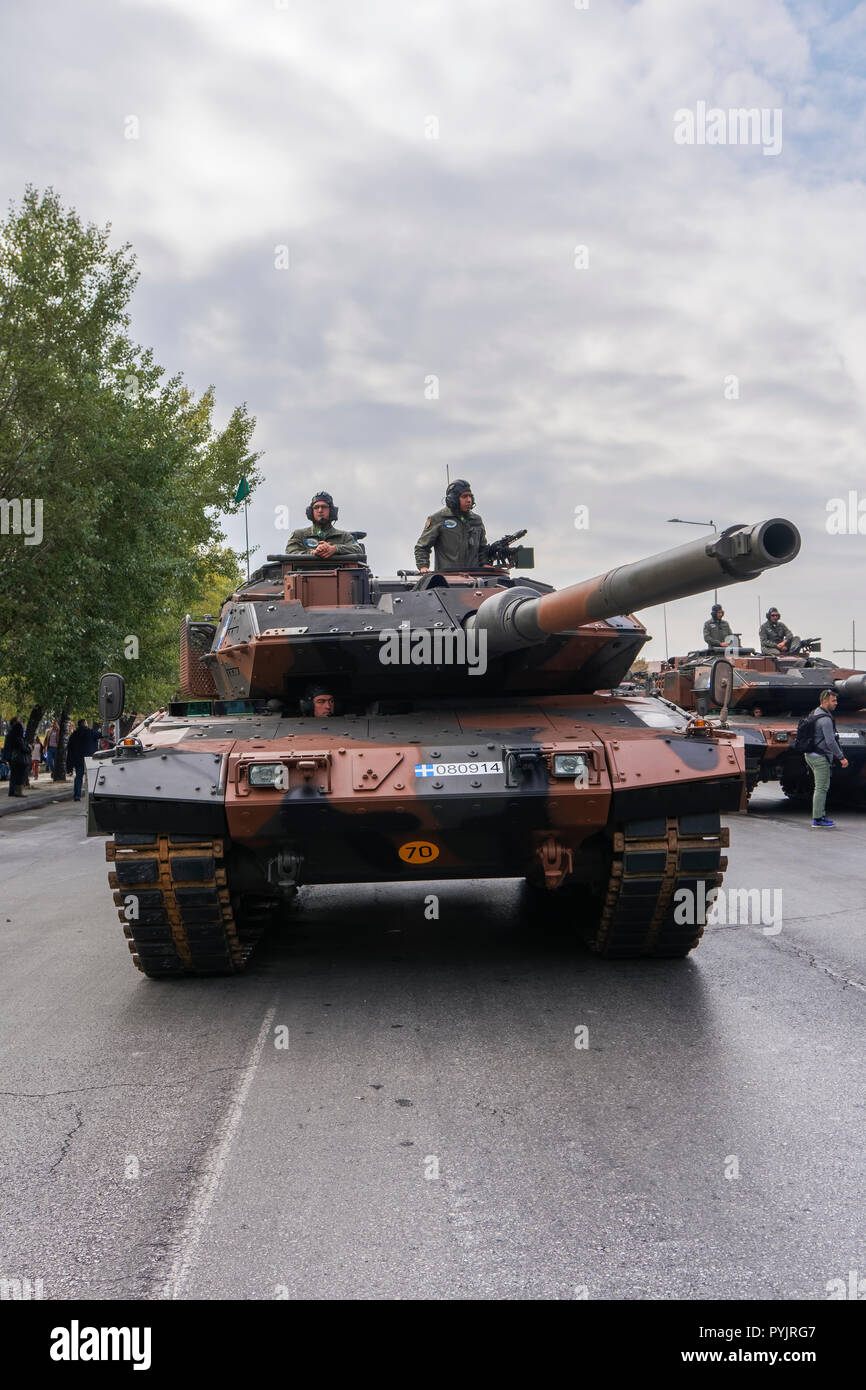 Salonicco, Grecia - 28 Ottobre 2018: Oxi giorno esercito greco parade.marzo durante la celebrazione della festa nazionale parata militare per commemorare il Greco non contro la Mussolini Italiano 1940 ultimatum. Credito: bestravelvideo/Alamy Live News Foto Stock