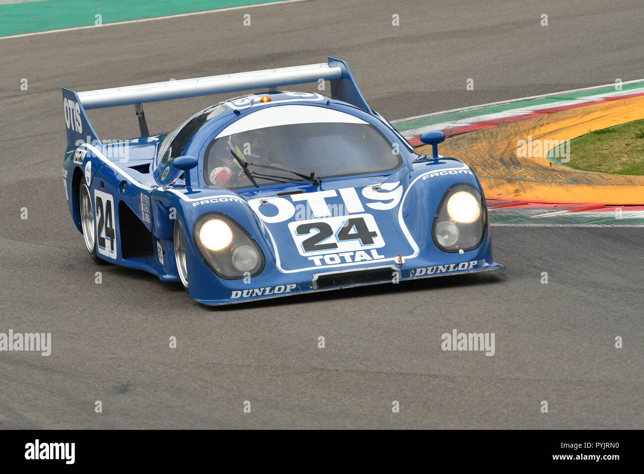 Imola, Italia. 26 ott 2018. Imola Classic 26 Ottobre 2018: RONDEAU M382 1982 ex Henri Pescarolo guidato dal signor Giovanni di B e Soheil Ayari durante la sessione di prove libere sul circuito di Imola, Italia. Credito: dan74/Alamy Live News Foto Stock