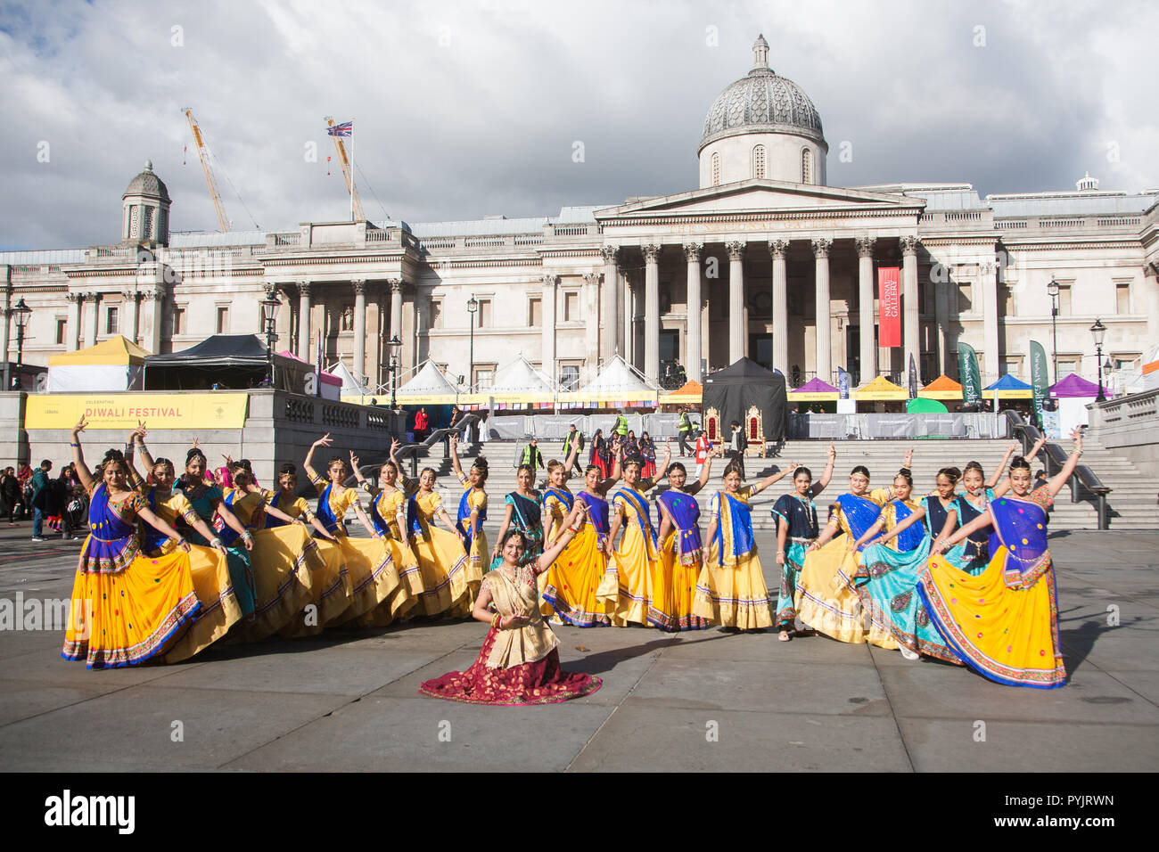 Londra REGNO UNITO. Il 28 ottobre 2018. Gli artisti interpreti o esecutori indiano della massa Ghoomar danza in costumi tradizionali pongono al Diwali Festival in Trafalgar Square Diwali tradizionalmente simboleggia la gioia, amore, riflessione, risoluzione, il perdono, la luce e la conoscenza e rappresenta la vittoria del bene sul male e della luce sulle tenebre Credito: amer ghazzal/Alamy Live News Foto Stock