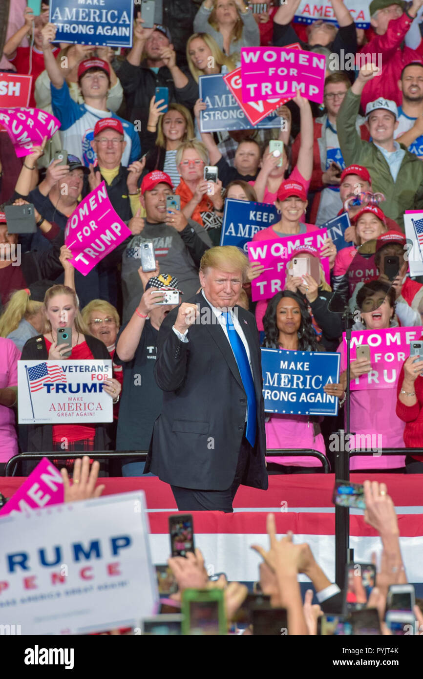 Charlotte, NC, Stati Uniti d'America. 26 ott 2018. Il presidente statunitense Trump assiste una maga Rally alla campagna per il nono distretto House candidato, Mark Harris. Trump's sostenitori braved il freddo e la pioggia, alcuni che arrivano oltre un giorno di anticipo, per ascoltare il presidente parlare. Photo credit: Castello luce immagini / Alamy Live News Foto Stock