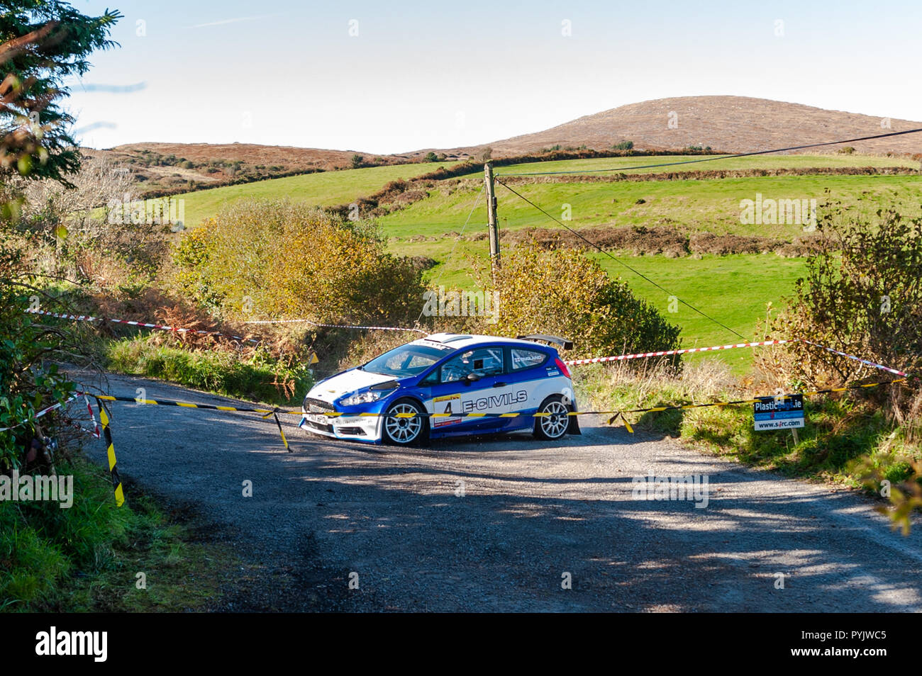 Ballydehob, West Cork, Irlanda. Sotto lo sguardo del monte Corrin, rally pilota Martin in Inghilterra e il suo navigatore Alba Inghilterra negoziare un tornante nella loro Ford Fiesta WRC durante una tappa del Rally di Fastnet 2018 organizzato da Skibbereen Car Club. Credito: Andy Gibson/Alamy Live News. Foto Stock