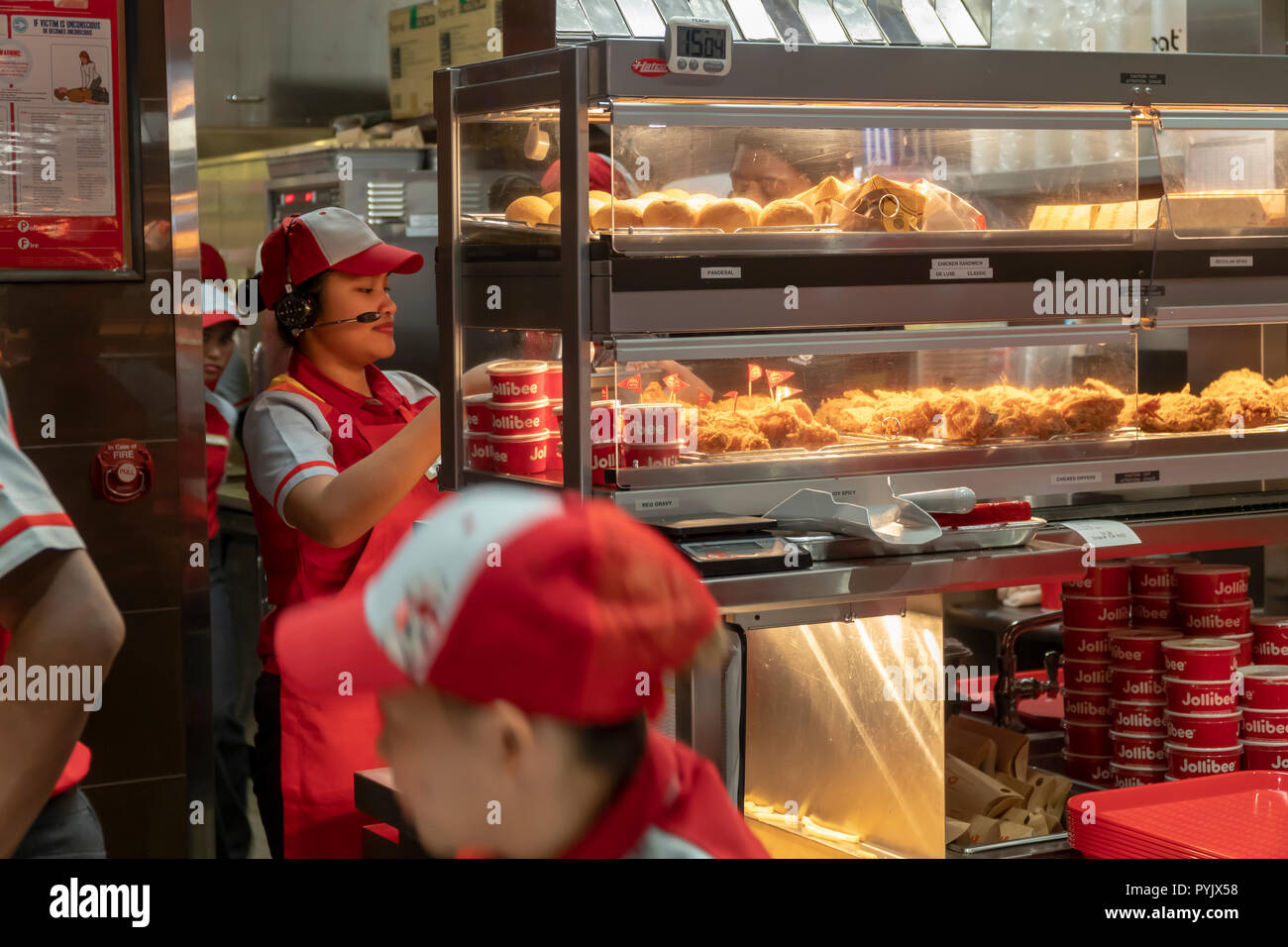 I lavoratori si affrettano a preparare gli ordini nel ristorante fast food  Jollebee a Midtown Manhattan a New York il giorno di apertura sabato 27  ottobre 2018 . La catena di ristoranti,