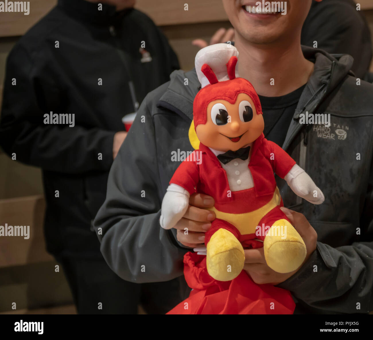 New York, Stati Uniti d'America. 28 ott 2018. Il cliente con un peluche Jollibee nel Jollibee fast food ristorante nel centro di Manhattan a New York il giorno di apertura Sabato, Ottobre 27, 2018 . Il ristorante della catena, che è stato battezzato il Philippine McDonald's a causa della sua ubiquità e popolarità nel paese, ha aperto la sua prima posizione a Manhattan nella zona di Times Square. Jollibee Foods Corp., che ha dei piani per aprire centinaia di negozi negli Stati Uniti e il Canada detiene anche una partecipazione nella catena Smashburger. (Â© Richard B. Levine) Credito: Richard Levine/Alamy Live News Foto Stock