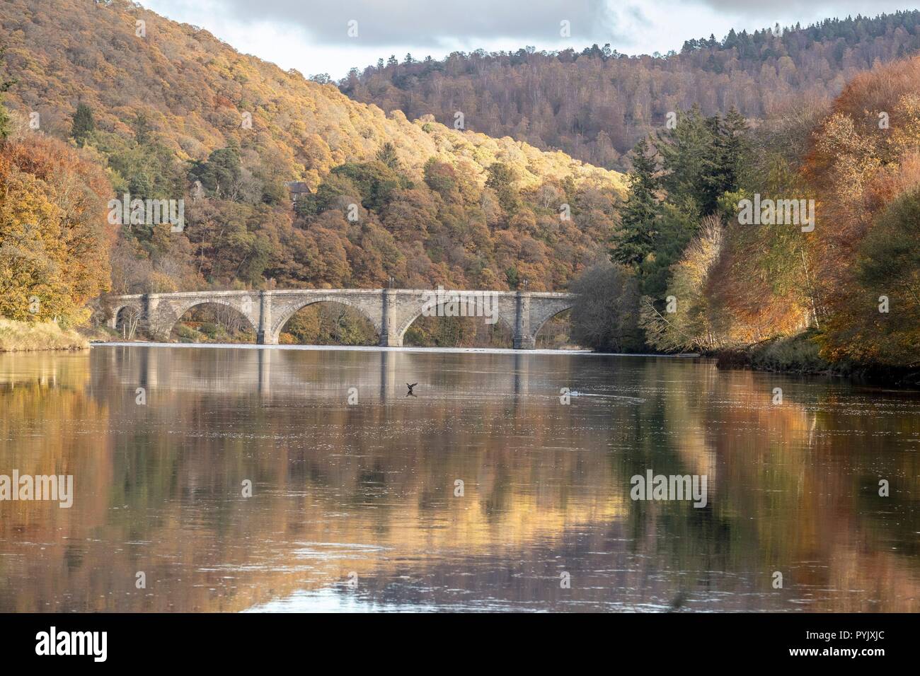 Dunkeld Regno Unito. Il 28 ottobre 2018. Il ponte a Dunkeld, costruito da Thomas Telford e aperto nel 1809 attraversa il fiume Tay dal Perthshire città di Dunkeld in Scozia. Credito: ricca di Dyson/Alamy Live News Foto Stock