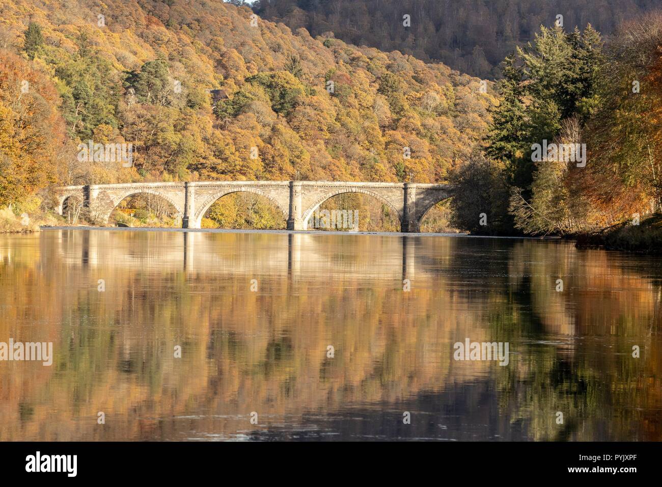 Dunkeld Regno Unito. Il 28 ottobre 2018. Il ponte a Dunkeld, costruito da Thomas Telford e aperto nel 1809 attraversa il fiume Tay dal Perthshire città di Dunkeld in Scozia. Credito: ricca di Dyson/Alamy Live News Foto Stock