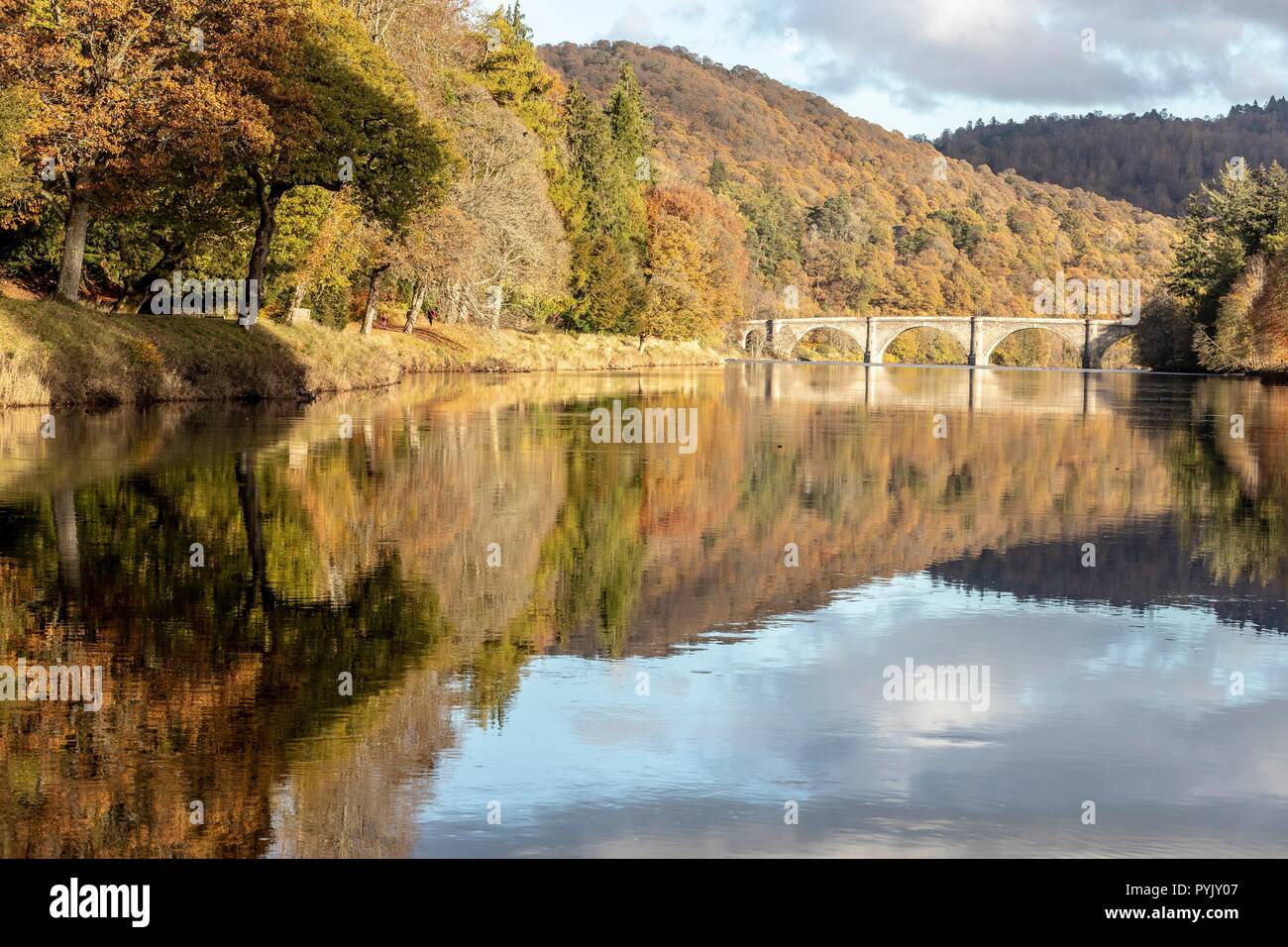 Dunkeld Regno Unito. Il 28 ottobre 2018. Il ponte a Dunkeld, costruito da Thomas Telford e aperto nel 1809 attraversa il fiume Tay dal Perthshire città di Dunkeld in Scozia. Credito: ricca di Dyson/Alamy Live News Foto Stock