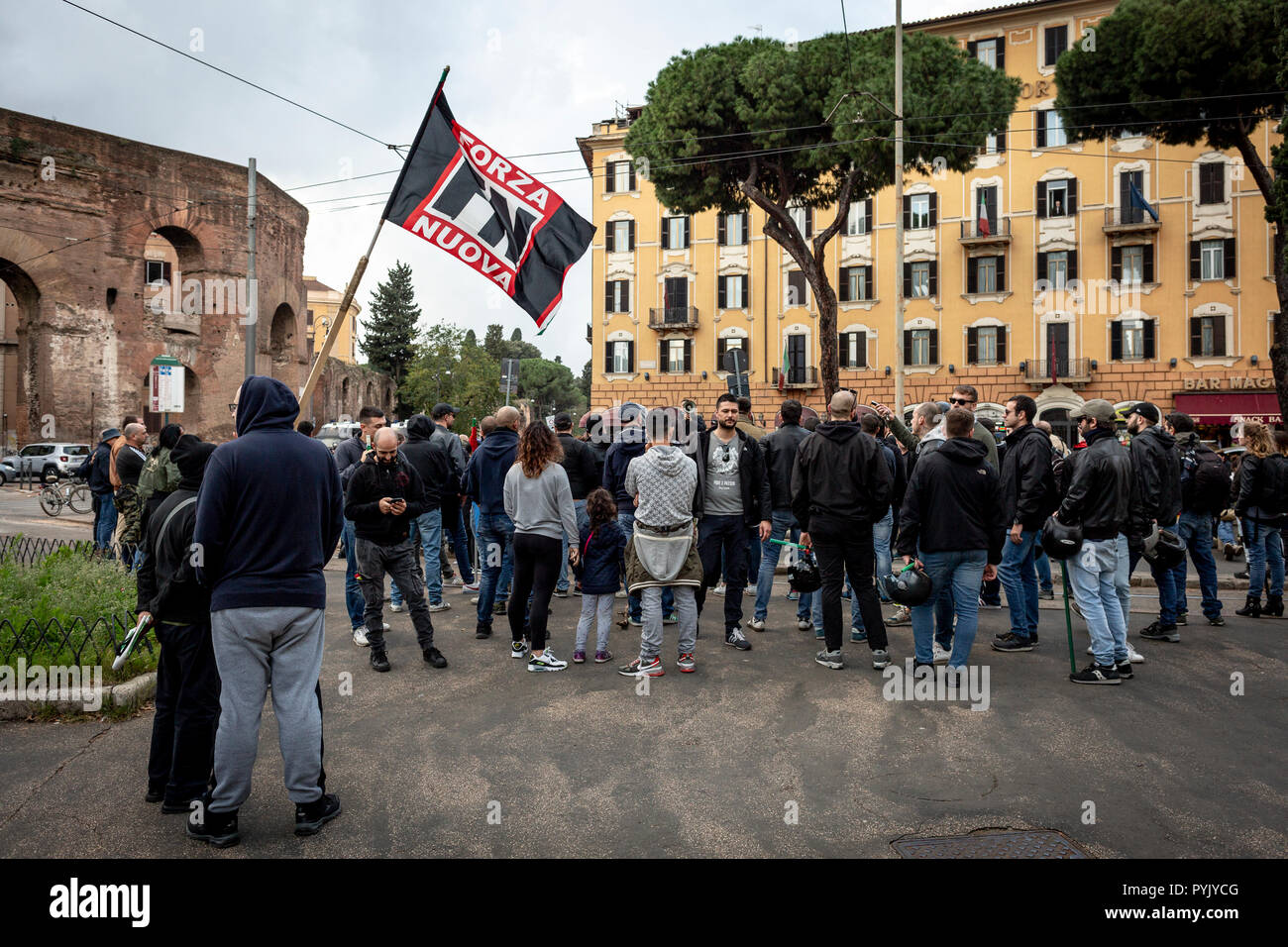 Roma, Italia. 27 ott 2018. Presidio di destra partito politico Forza Nuova per chiedere giustizia per l'omicidio di Desirèe Mariottini, trovato morto nel distretto della capitale di San Lorenzo (Italia, Roma, 27 ottobre 2018) il credito: Indipendente Agenzia fotografica/Alamy Live News Foto Stock