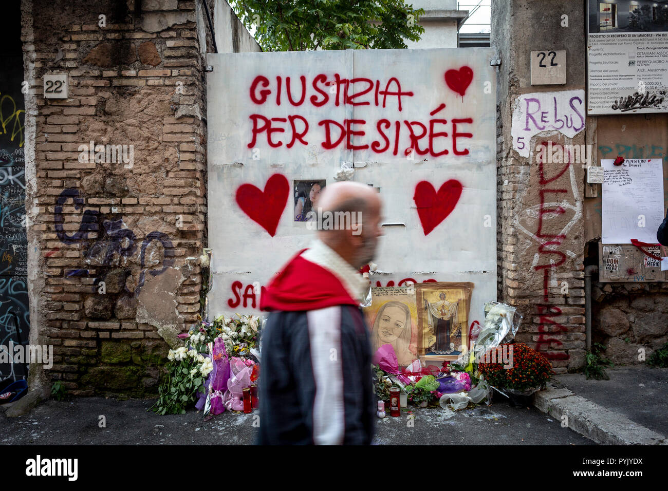 Roma, Italia. 27 ott 2018. Omaggi, preghiere e fiori adornano la porta del magazzino abbandonato in Via dei Lucani dove DesirÃ¨e Mariottini è stato ucciso. Il sedicenne Cisterna Latina è stato visto per entrare in un edificio più volte in giorni prima della sua morte. (Italia, Roma, 27 ottobre 2018) il credito: Indipendente Agenzia fotografica/Alamy Live News Foto Stock