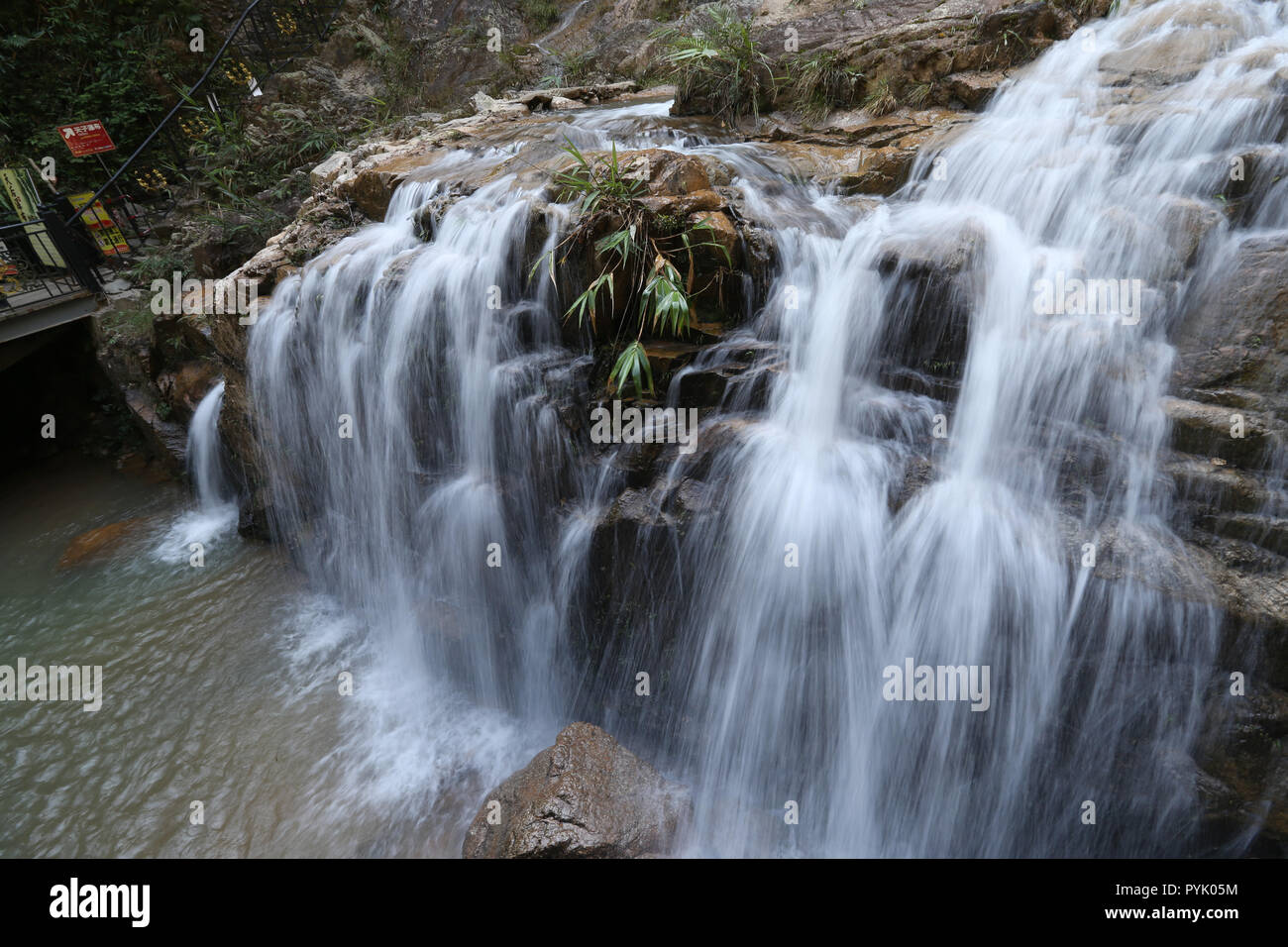 Guangzhou. 28 ott 2018. Foto scattata su 28 Ottobre, 2018 mostra la cascata nella montagna Tianzi cascata scenic area in Qingyuan, Cina del sud della provincia di Guangdong. Credito: Zhang Jiayang/Xinhua/Alamy Live News Foto Stock