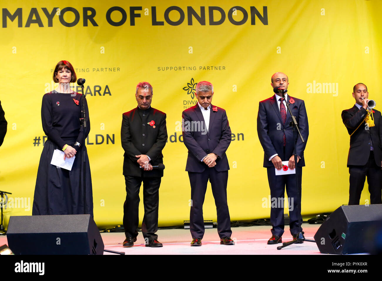 Trafalgar Square, Londra, Regno Unito. 28 ott 2018 - Sadiq Khan sindaco di Londra e altro dignitario tenuto un minuto di silenzio. Centinaia di indù e sikh, Jains e persone provenienti da tutte le comunità partecipare alle celebrazioni Diwali a Londra - festival della luce, Diwali a Londra è celebrata ogni anno con un concerto gratuito di tradizionale e religiosa asiatica contemporanea di musica e danza. Credito: Dinendra Haria/Alamy Live News Foto Stock