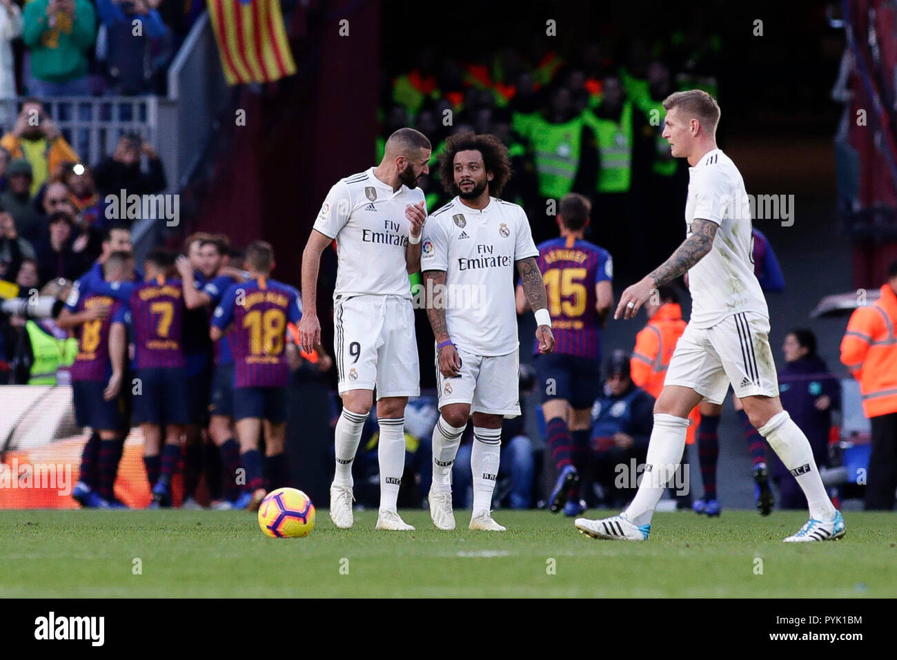 Camp Nou, Barcellona, Spagna. 28 ott 2018. La Liga calcio, Barcellona contro il Real Madrid Karim Benzema, Marcelo Vieira da Silva del Real Madrid parla di Benzema dopo sono andati dietro da 2-0 nel trentesimo minuto Credito: Azione Sport Plus/Alamy Live News Foto Stock