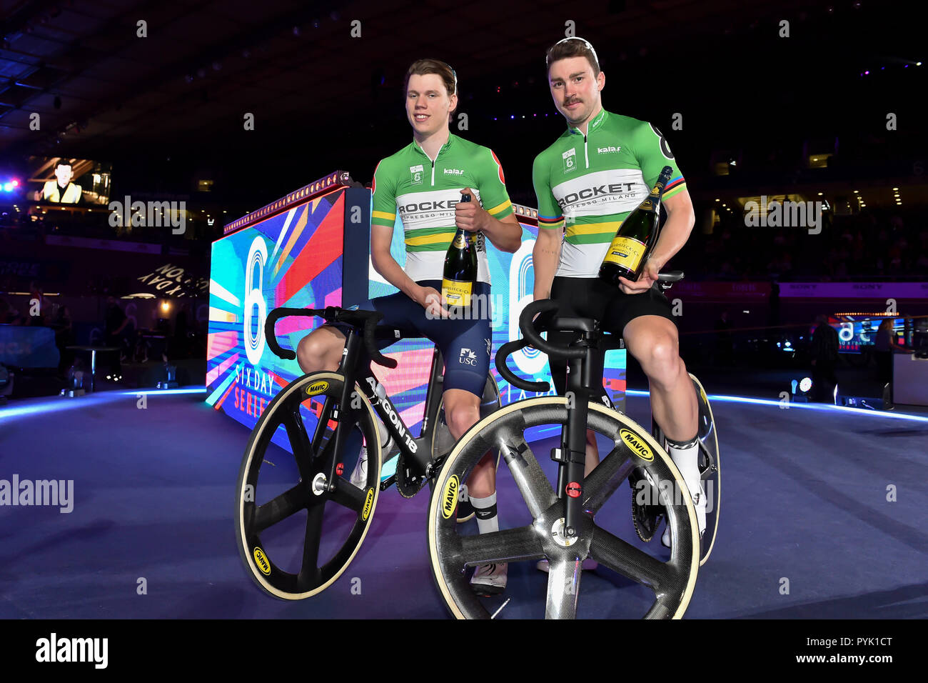 Londra REGNO UNITO . 28 ott 2018. Kelland Michael O'Brien e Leigh Howad (AUS) - il vincitore del 250m Madison TT nel corso di Sei Giorni per Londra 2018 a Lee Valley Velopark, Queen Elizabeth Olympic Park domenica, 28 ottobre 2018. Londra Inghilterra. (Solo uso editoriale, è richiesta una licenza per uso commerciale. Nessun uso in scommesse, giochi o un singolo giocatore/club/league pubblicazioni.) Credito: Taka Wu/Alamy Live News Foto Stock