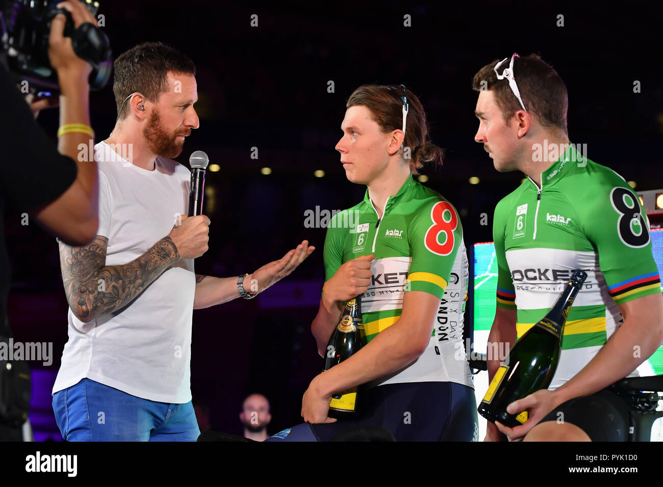 Londra REGNO UNITO . 28 ott 2018. Sir Bradley Wiggins e Kelland Michael O'Brien e Leigh Howad (AUS) - il vincitore del 250m Madison TT nel corso di Sei Giorni per Londra 2018 a Lee Valley Velopark, Queen Elizabeth Olympic Park domenica, 28 ottobre 2018. Londra Inghilterra. (Solo uso editoriale, è richiesta una licenza per uso commerciale. Nessun uso in scommesse, giochi o un singolo giocatore/club/league pubblicazioni.) Credito: Taka Wu/Alamy Live News Foto Stock