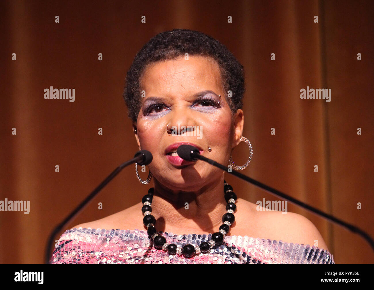 ***FILE FOTO*** drammaturgo Ntozake Shange ha passato lontano Ntozake Shange.frequentando il Woodie King Jr di NFT Nuovo Teatro federale quarantesima riunione beneficio di Gala di Premiazione a New York City. Credito: Walter McBride/MediaPunch Foto Stock