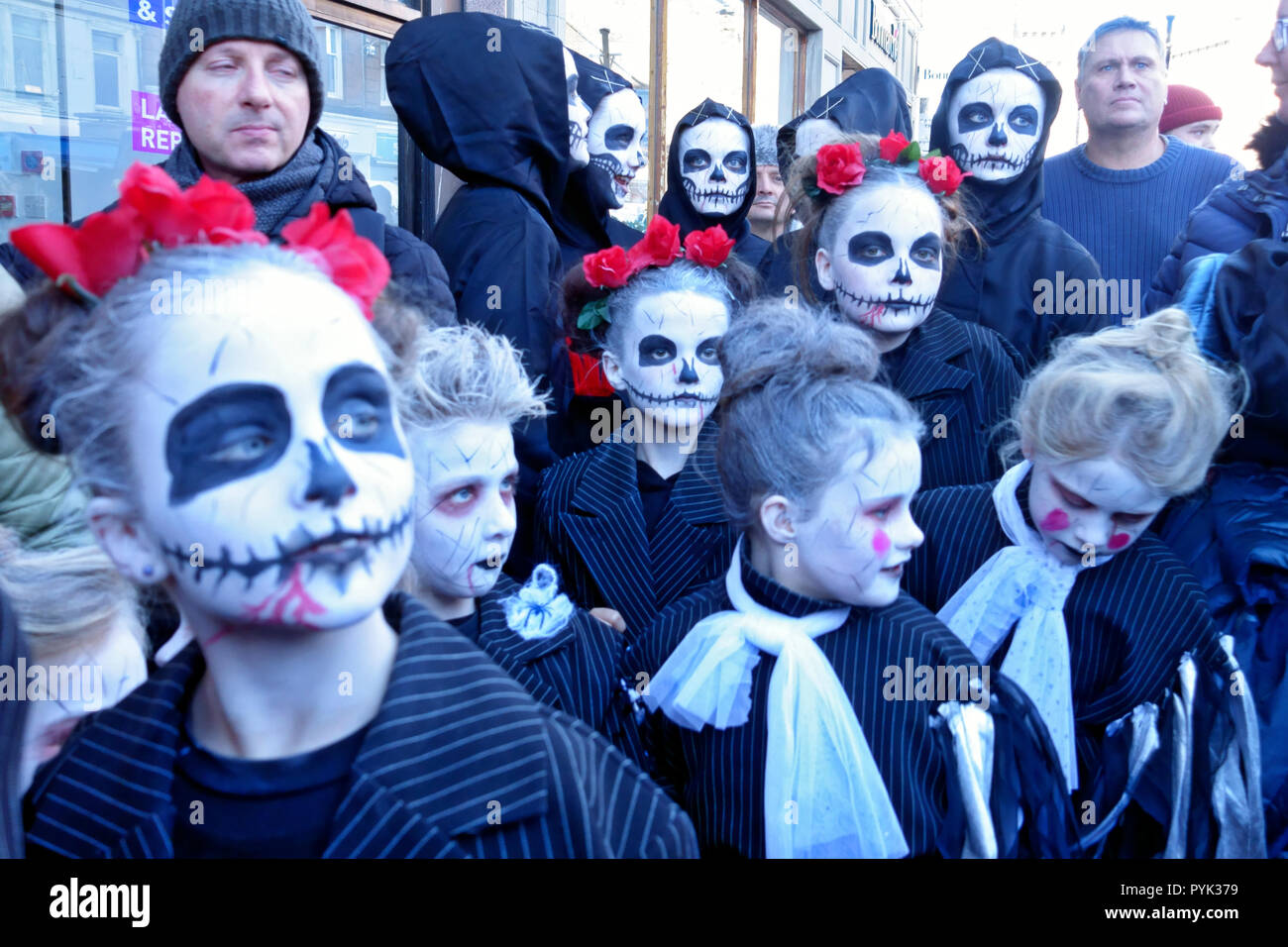 Ayrshire, Regno Unito. 28 ott 2018. I bambini vestiti e pronti a ballare per la folla TamFest a Ayr, centro città Credito: PictureScotland/Alamy Live News Foto Stock