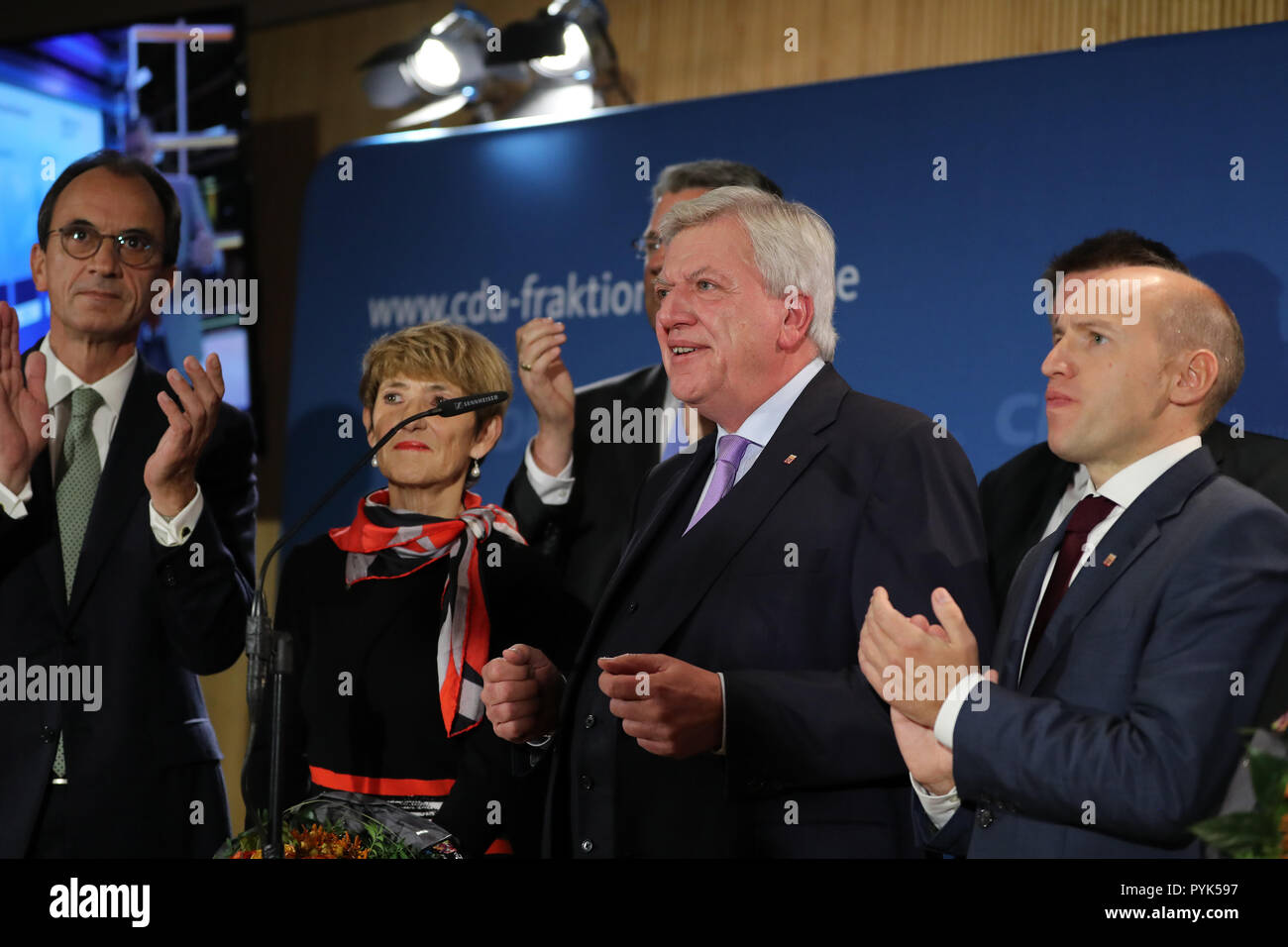 Wiesbaden, Germania. 28 ott 2018. Il tedesco Christian Unione Democratica (CDU)'s top candidato e Hesse membro premier Volker Bouffier (seconda R) parla dopo lo stato iniziale dei risultati elettorali di Hesse è venuto fuori in Wiesbaden, Germania, il 28 ottobre 2018. I democratici cristiani europea guidata dal cancelliere tedesco Angela Merkel, ha subito una grande perdita di Domenica elezioni statali in Hesse, secondo le previsioni iniziali dalla emittente pubblica ARD. Credito: Luo Huanhuan/Xinhua/Alamy Live News Foto Stock