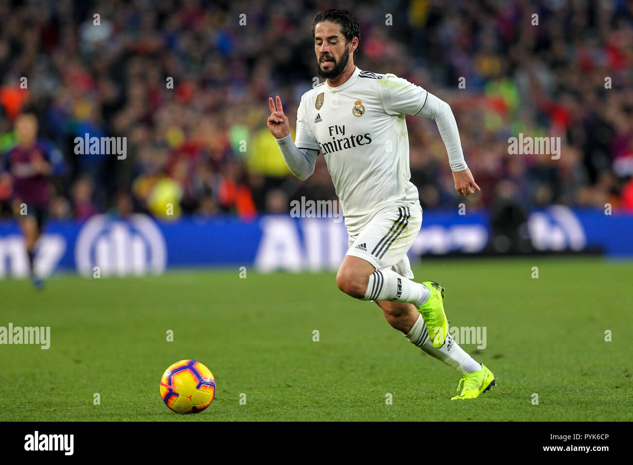 Camp Nou, Barcellona, Spagna. 28 ott 2018. La Liga calcio, Barcellona contro il Real Madrid; ISCO del Real Madrid si rompe con la sfera Credito: Azione Sport Plus/Alamy Live News Foto Stock