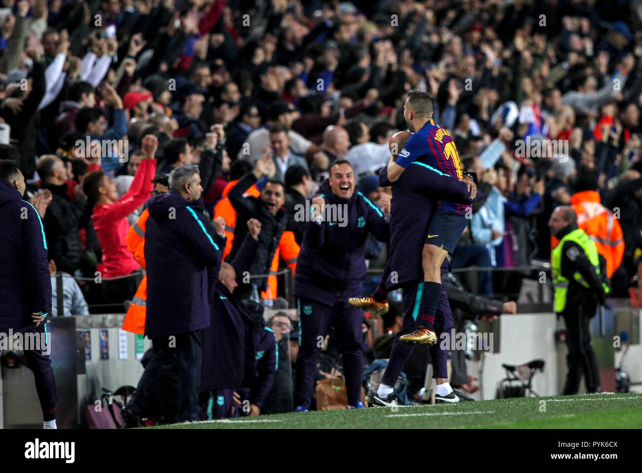 Camp Nou, Barcellona, Spagna. 28 ott 2018. La Liga calcio, Barcellona contro il Real Madrid; Jordi Alba del FC Barcelona celebra con un assistente del quinto obiettivo per il FC Barcelona Credit: Azione Plus sport/Alamy Live News Foto Stock