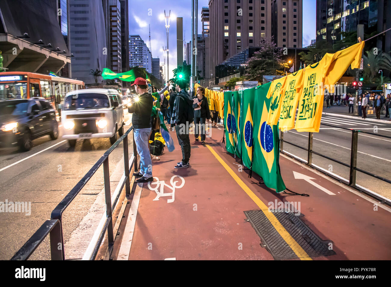 São Paulo, Brasile, 28 ottobre 2018. Sostenitori Bolsonaro celebrare la vittoria in São Paulo - i sostenitori del Presidente eletto Jair Bolsonaro celebrare il candidato la vittoria a Paulista Avenue. Credito: Alf Ribeiro/Alamy Live News Foto Stock