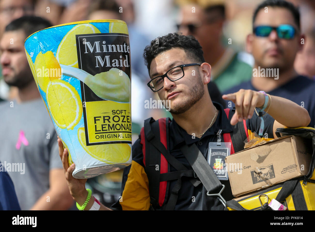 Los Angeles, CA, Stati Uniti d'America. 28 ott 2018. Il Minute Maid congelati limonata sales man durante la NFL Green Bay Packers vs Los Angeles Rams presso il Los Angeles Memorial Coliseum di Los Angeles, Ca il 28 ottobre 2018. Jevone Moore Credito: csm/Alamy Live News Foto Stock