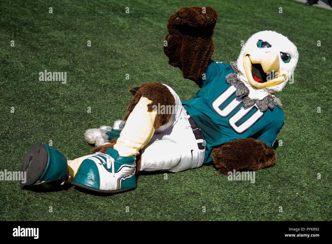 Philadelphia, Pennsylvania, USA. Xxi oct, 2018. Philadelphia Eagles mascotte in picchiata reagisce durante il gioco di NFL tra la Carolina Panthers e Philadelphia Eagles al Lincoln Financial Field di Philadelphia, Pennsylvania. Christopher Szagola/CSM/Alamy Live News Foto Stock