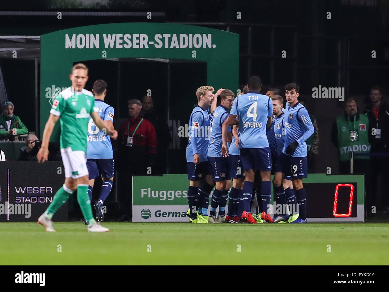 Bremen, Germania. 28 ott 2018. I giocatori di Leverkusen celebrare rigature durante la Bundesliga tedesca match tra SV Werder Brema e Bayer 04 Leverkusen in Bremen, Germania, 28 ottobre 2018. Leverkusen ha vinto 6-2. Credito: Shan Yuqi/Xinhua/Alamy Live News Foto Stock