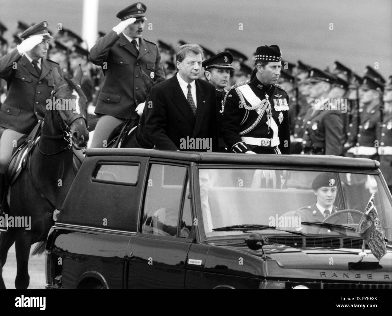 British erede apparenti Prince Charles (r) e sentenza sindaco di Berlino Eberhard Diepgen (l) partecipare all'ultima sfilata di Berlino il 27 maggio nel 1994 in onore della regina Elisabetta II. il compleanno. A causa del ritiro delle forze alleate da Berlino, è al tempo stesso l'addio alla sfilata delle forze armate britanniche, che sono di stanza a Berlino. Il principe Charles indossa la divisa della Scottish "Highlander". | Utilizzo di tutto il mondo Foto Stock