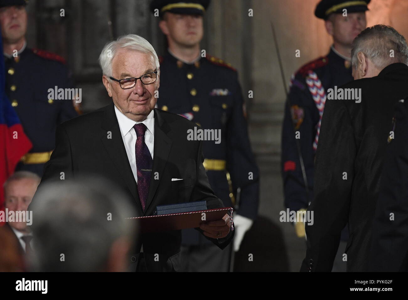 Il presidente ceco Zeman, diritto, conferito la Medaglia al Merito ai politici ed ex ministro dell'agricoltura Jan Fencl alla cerimonia di assegnazione di stato degli ordini e medaglie il 41 personalità in occasione della festa nazionale del centesimo anniversario della Cecoslovacchia la costituzione presso il Castello di Praga, Praga, Repubblica Ceca, domenica 28 ottobre, 2018. Jan Fencl, ex socialdemocratico di agricoltura ministro Zeman del gabinetto nel 1998-2002. Dopo il 1989 la caduta del regime comunista ha subito guidato due Moravian cooperative agricole e quindi focalizzata sulla creazione di non-governo una Foto Stock