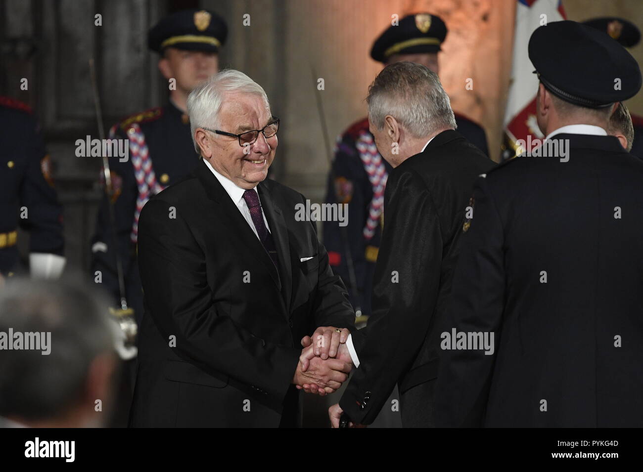 Il presidente ceco Zeman, diritto, conferito la Medaglia al Merito ai politici ed ex ministro dell'agricoltura Jan Fencl alla cerimonia di assegnazione di stato degli ordini e medaglie il 41 personalità in occasione della festa nazionale del centesimo anniversario della Cecoslovacchia la costituzione presso il Castello di Praga, Praga, Repubblica Ceca, domenica 28 ottobre, 2018. Jan Fencl, ex socialdemocratico di agricoltura ministro Zeman del gabinetto nel 1998-2002. Dopo il 1989 la caduta del regime comunista ha subito guidato due Moravian cooperative agricole e quindi focalizzata sulla creazione di non-governo una Foto Stock