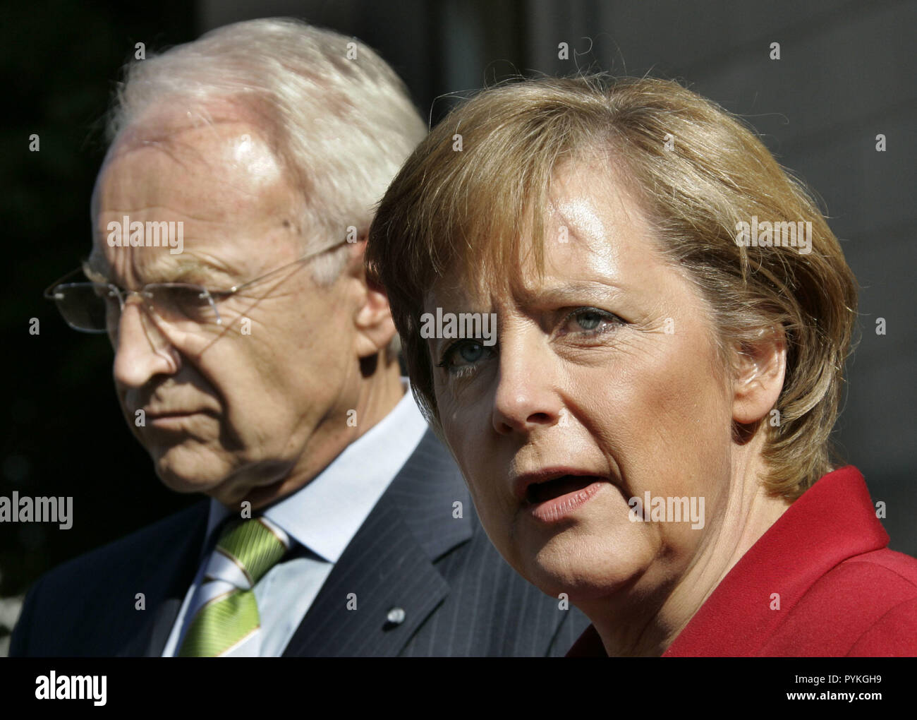 Berlino, Venerdì. 23 Sett 2005. (Dpa) - Angela Merkel (R), Presidentessa della CDU e Edmund Stoiber, Premier bavarese e Presidente della CSU, stare di fronte ad un insieme di microfoni come parlano durante una conferenza stampa di fronte al cosiddetto "Haus der Parlamentarischen Gesellschaft" di Berlino, Venerdì, 23 settembre 2005. I leader dell'Unione conservatrice della CDU e della CSU si è incontrato con la leadership del partito dei Verdi, Claudia Roth e Reinhard Buetikofer, per colloqui esplorativi riguardanti un possibile governo coaltion. photo: Peer grimm | Utilizzo di credito in tutto il mondo: dpa/Alamy Live News Foto Stock