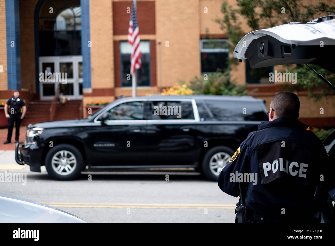 Auto della Polizia si vede nella parte anteriore del CCM dopo il tragico riprese in Pittsburgh, PA all'albero della vita. Comunità si raccoglie da tutte le diverse razze e religioni. Molti hanno guidato e volato molte ore per arrivare a mostrare il proprio sostegno. Foto Stock