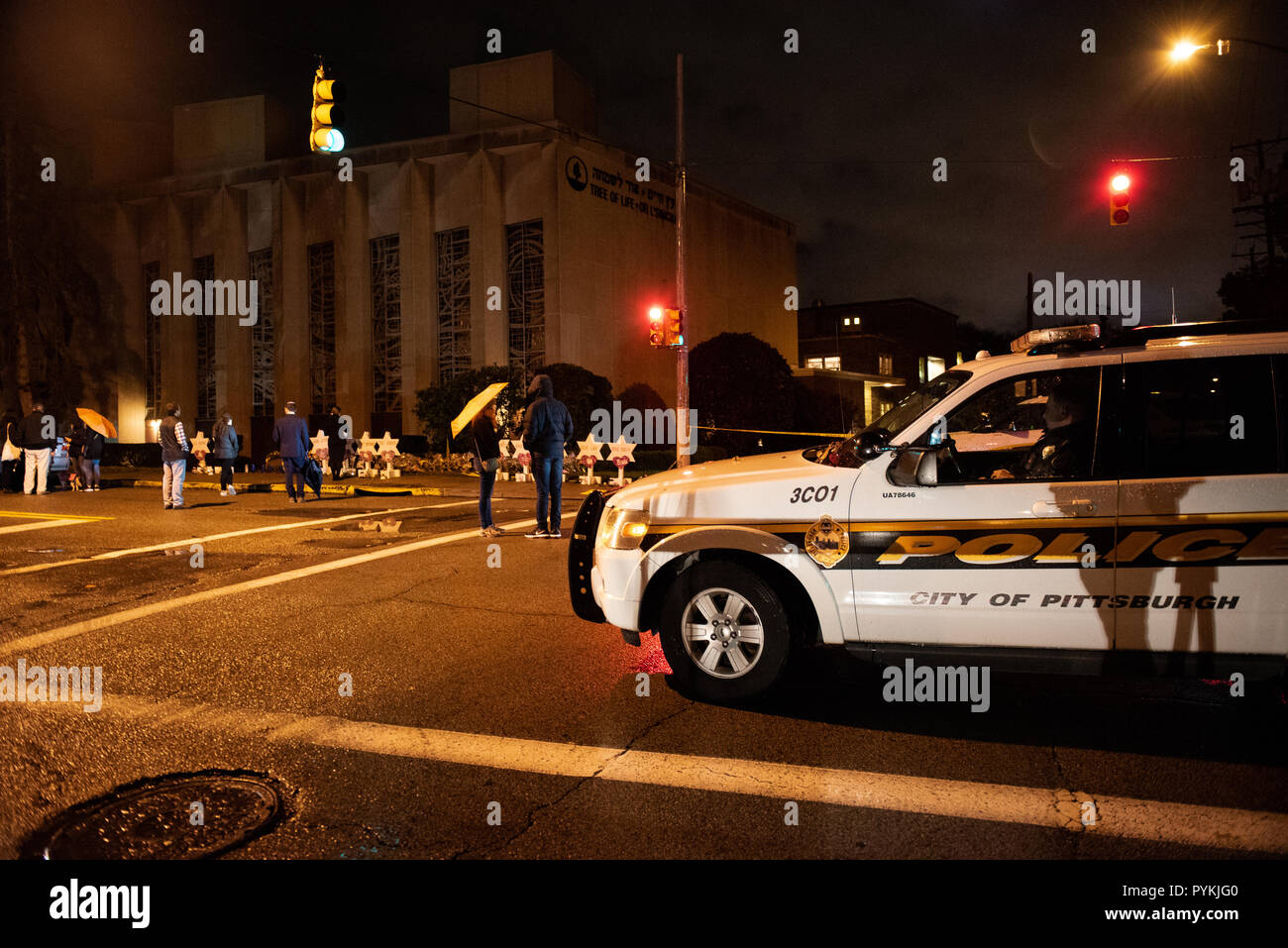 Auto della Polizia si vede nella parte anteriore di lutto. Dopo il tragico riprese in Pittsburgh, PA all'albero della vita. Comunità si raccoglie da tutte le diverse razze e religioni. Molti hanno guidato e volato molte ore per arrivare a mostrare il proprio sostegno. Foto Stock