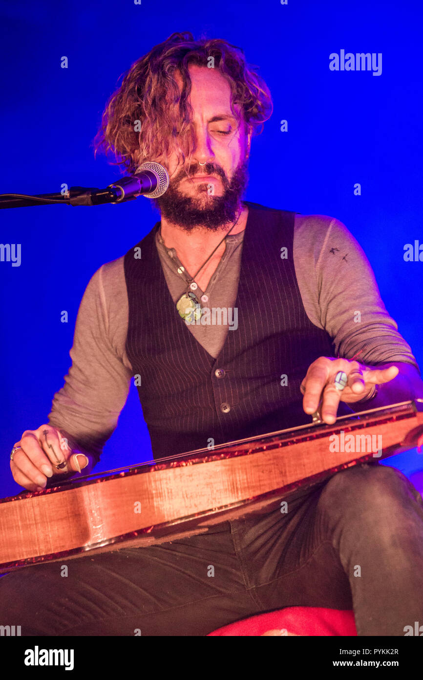 Milano Italia. Il 28 ottobre 2018. La banda di australiano John BUTLER Trio suona dal vivo sul palco all'Alcatraz durinh il 'Tour Europeo 2018/19' Credit: Rodolfo Sassano/Alamy Live News Foto Stock