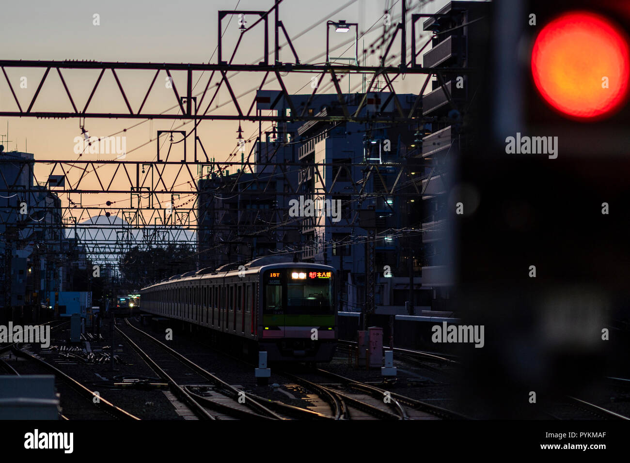 Mt.Fuji e Keio treno linea di sera, vista dalla stazione Sasazuka, Shibuya-Ku Tokyo, Giappone Foto Stock