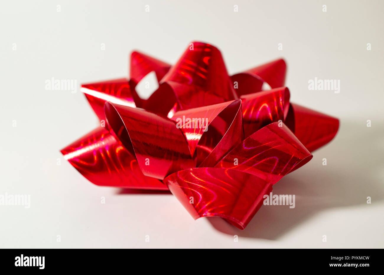1 Singolo Red Satin Ribbon vacanze di Natale sfondo luminoso. Camera per copia. Foto Stock