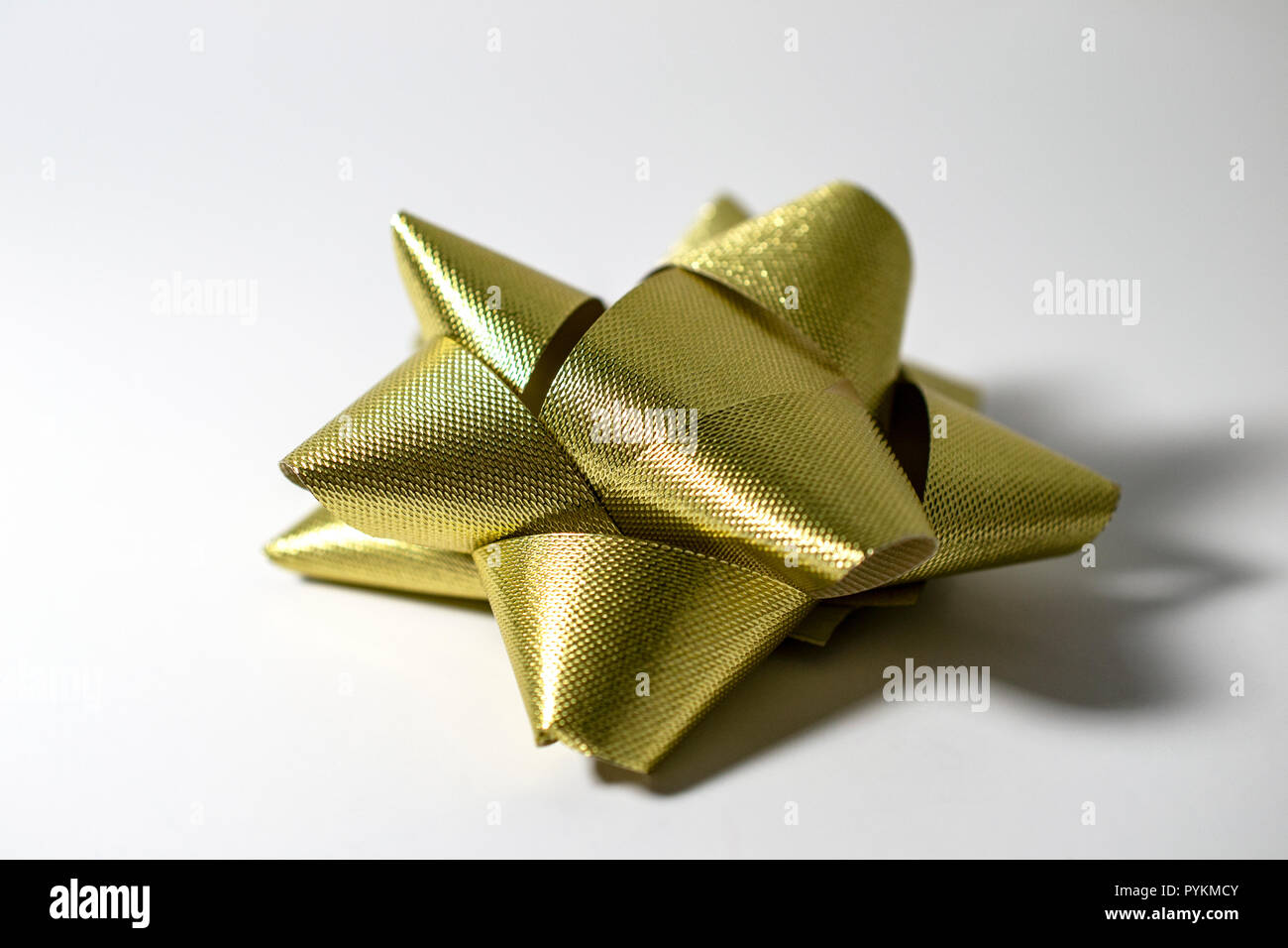 1 Singolo brunito oro Satin Ribbon vacanze di Natale sfondo luminoso. Camera per copia. Foto Stock