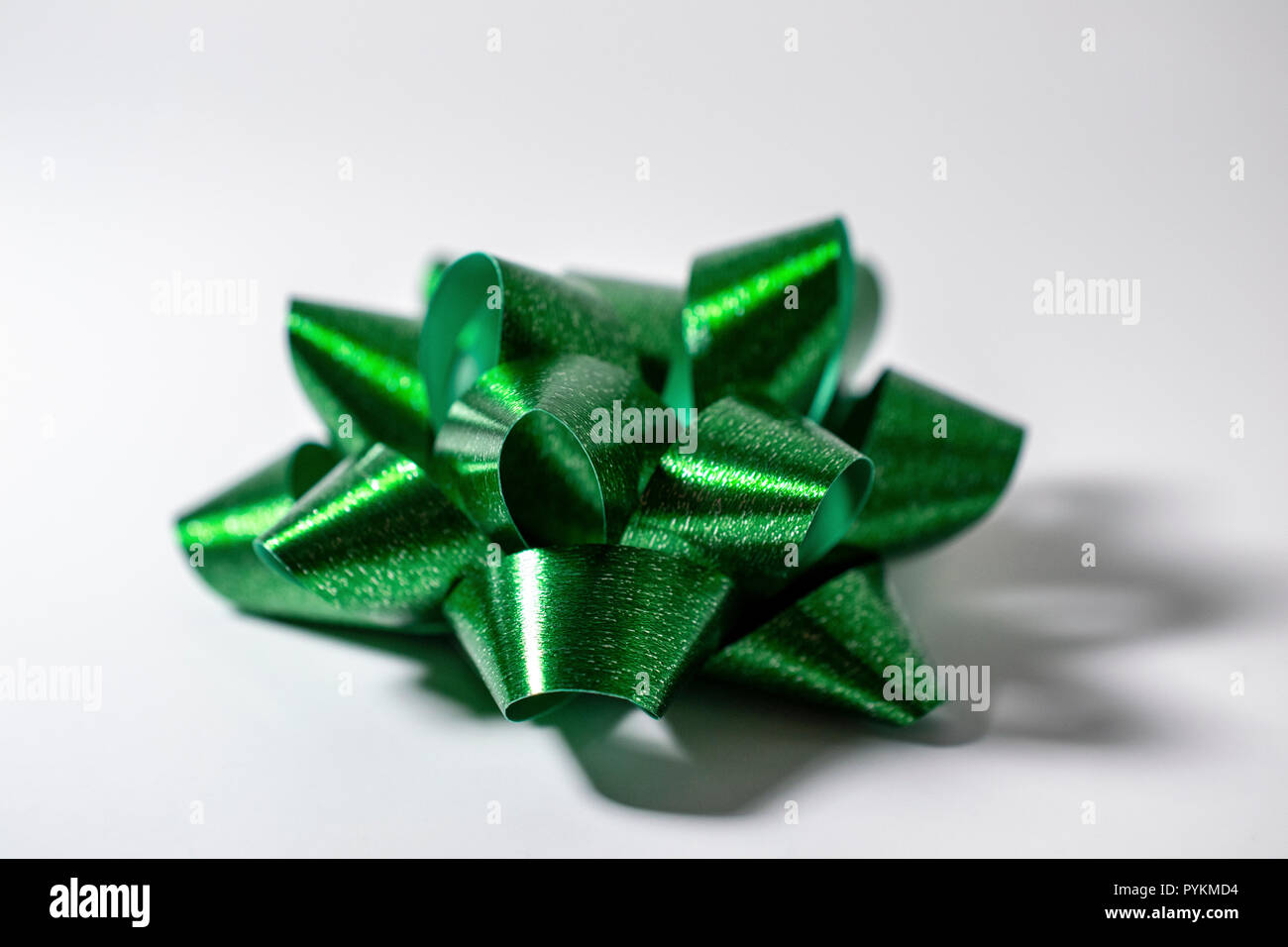 1 verde unico in Satin Ribbon vacanze di Natale sfondo luminoso. Camera per copia. Foto Stock